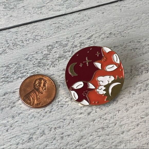 Fox Ying Yang Enamel Pin/ Brooch Lapel - Picture 3 of 6